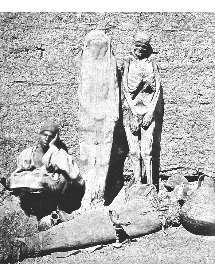 Продавец мумий. Египет. 1875 г. Фотография Феликса Бонфиса.
