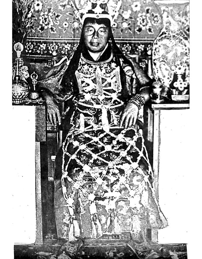 Член братства «Мудрость пути», представитель сил черной магии в Тибете, сидящий в ритуальном одеянии. 1931 г.