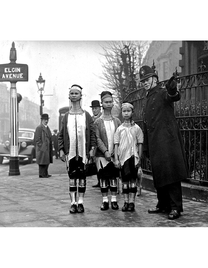Девушки из племени падаунгов в Лондоне, куда они прибыли с цирком «Bertram Mills Circus», в котором выступали с номером «Бирманские дамы с шеями как у жирафов». 1935 г. Фотографии General Photographic Agency